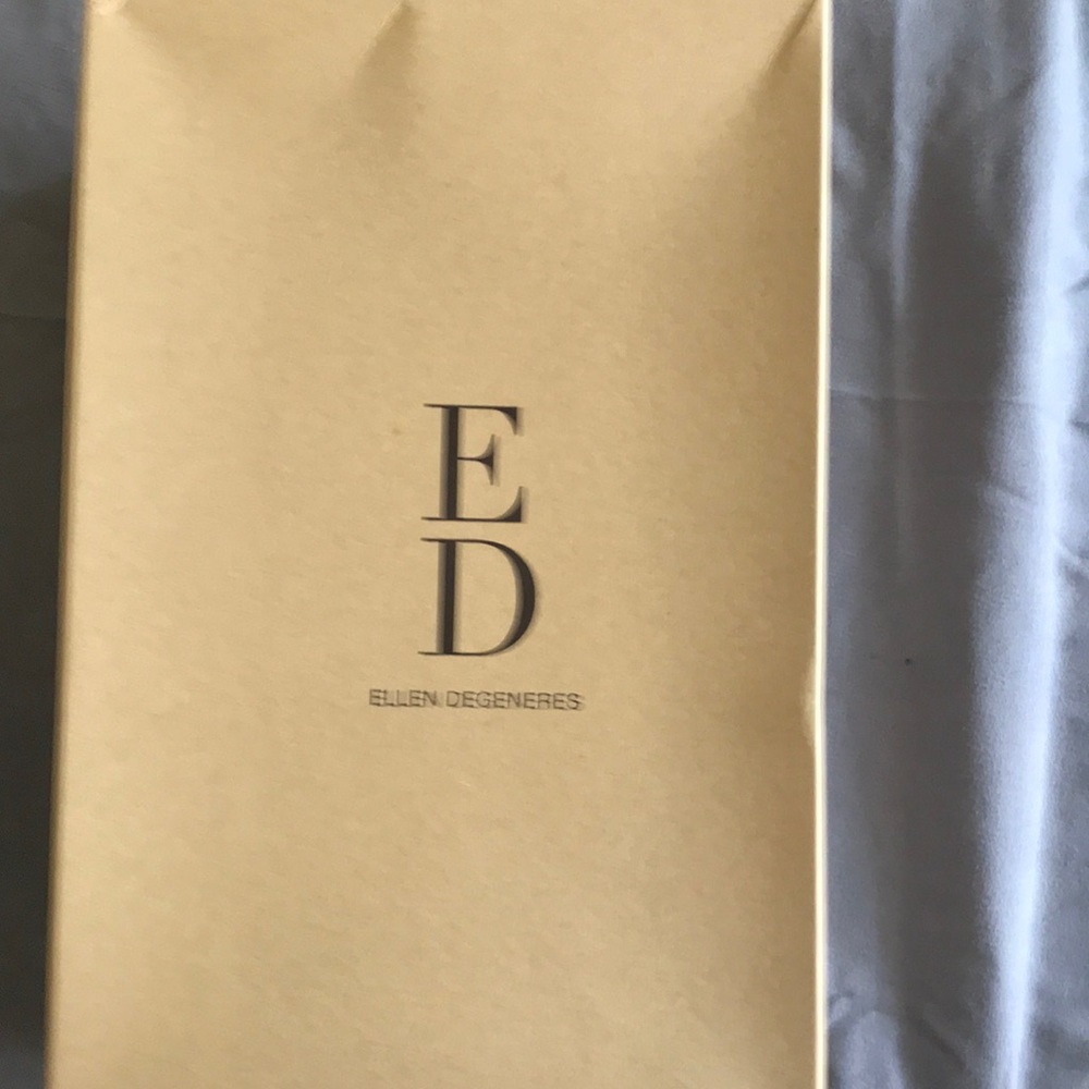 Ellen degenerous sneakers never worn